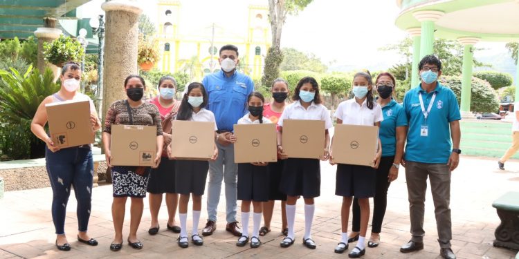 Gobierno De El Salvador Contin A Entregando Computadoras Y Libros A