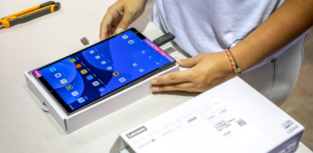 Gobierno de El Salvador iniciará este lunes con la entrega de tablets a