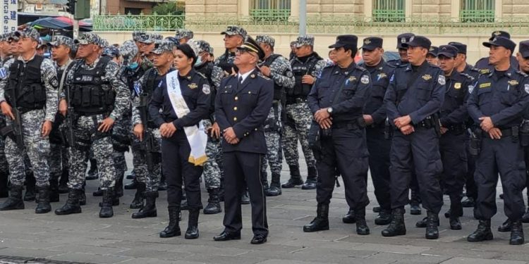 Delegación policial de San Salvador lleva serenata en honor al Divino