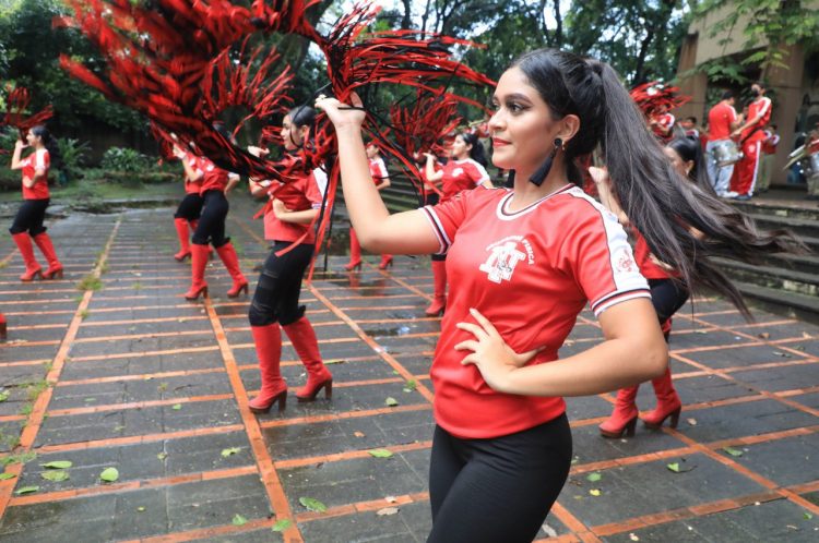 El Encanto Del Alacr N Por Qu Las Cachiporristas Y La Banda Del