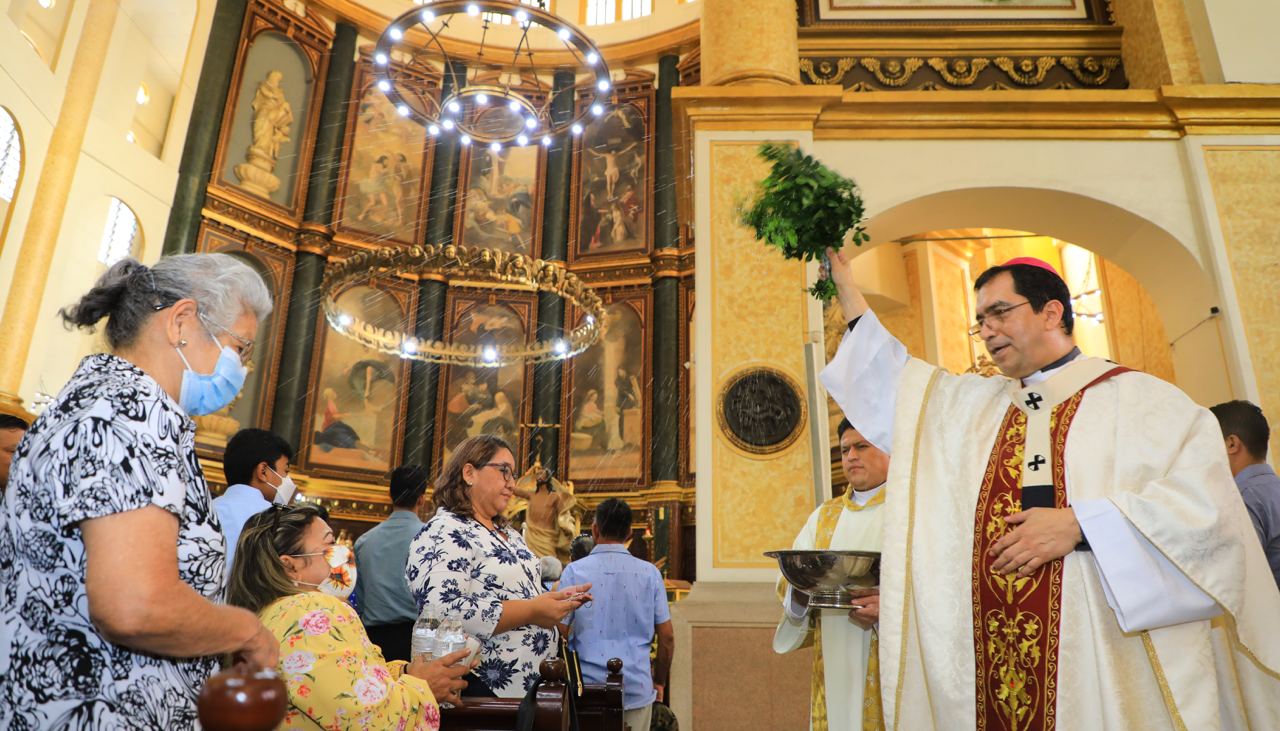 Celebran con una misa matinal la resurrección de Jesús en la catedral