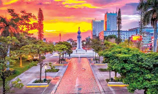 Salvadore Os Disfrutan De La Renovada Plaza Salvador Del Mundo Diario