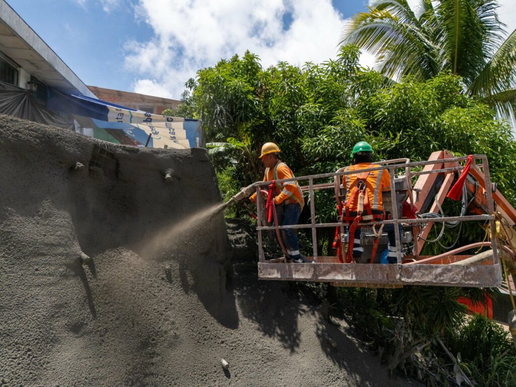 Obras Públicas realiza obras de mitigación sobre carretera hacia Planes