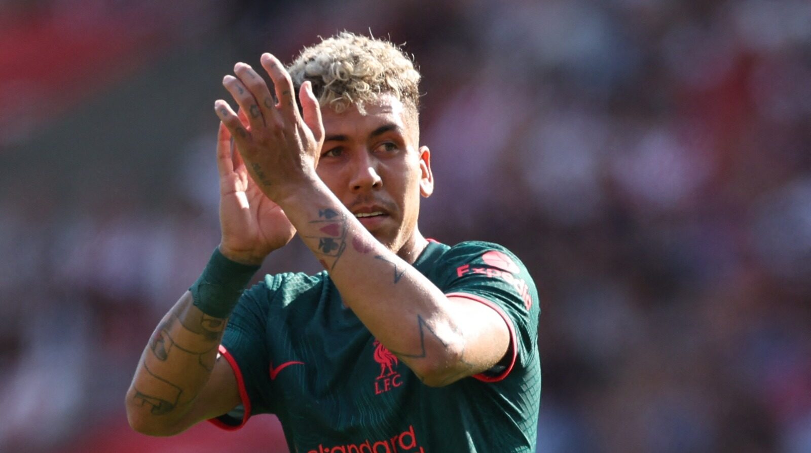 Futbolista brasileño Roberto Firmino se convierte en pastor evangélico