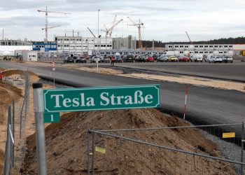 Fabricante de autos Tesla se queda sin agua en Alemania por impago de factura