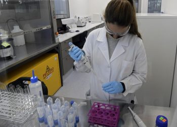 Muere voluntario de ensayos para vacuna de AstraZeneca y Oxford en Brasil