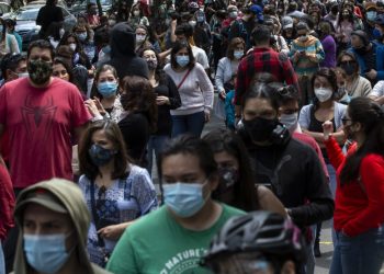 Multitud de chilenos salen a votar en referéndum constitucional a pesar de la pandemia