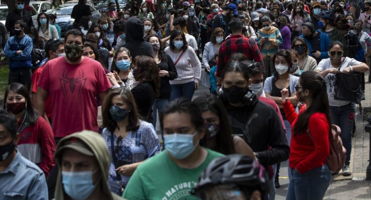Multitud de chilenos salen a votar en referéndum constitucional a pesar de la pandemia. FOTO / JAVIER TORRES / AFP