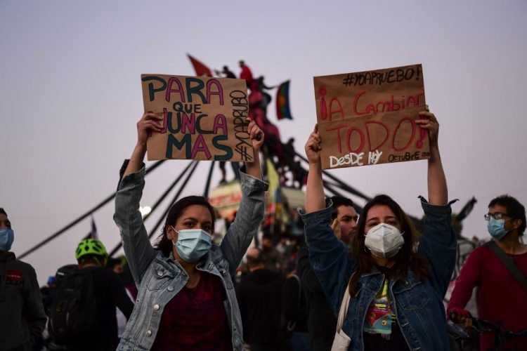 Voto a favor de una nueva Constitución en Chile aventaja holgadamente en plebiscito. FOTO/ MARTIN BERNETTI / AFP)