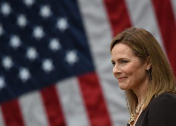 Trump logra victoria con confirmación en Senado de jueza para la Corte Suprema