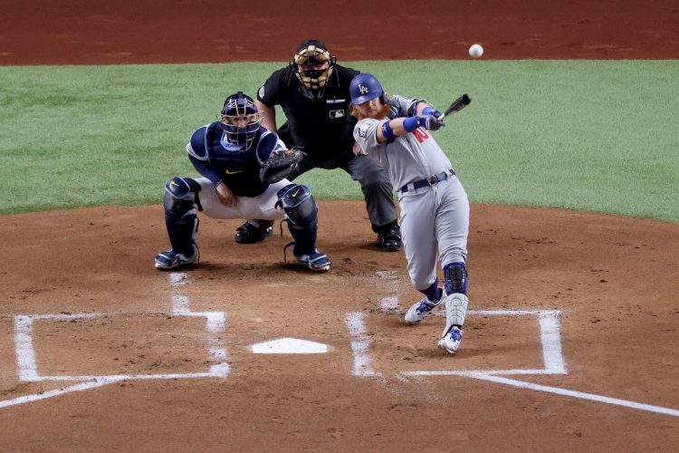 Justin Turner, de los Dodgers en la caja de bateo, en la primera entrada del juego que ganaron 6-2 a los Rays.