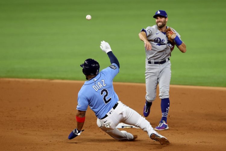 Yandy Diaz (2), de los Rays, intenta llegar forzado a segunda base, que custodia Chris Taylor, de los Los Angeles Dodgers, cuando se jugaba la primera entrada. Foto AFP-