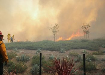 Violento incendio en California, con 60,000 evacuados