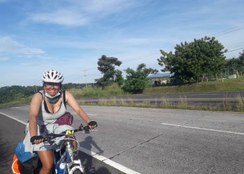 Salvadoreña aventurera viaja en su bicicleta con destino a Argentina
