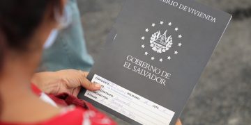 Familias en San Martín reciben escrituras de propiedad