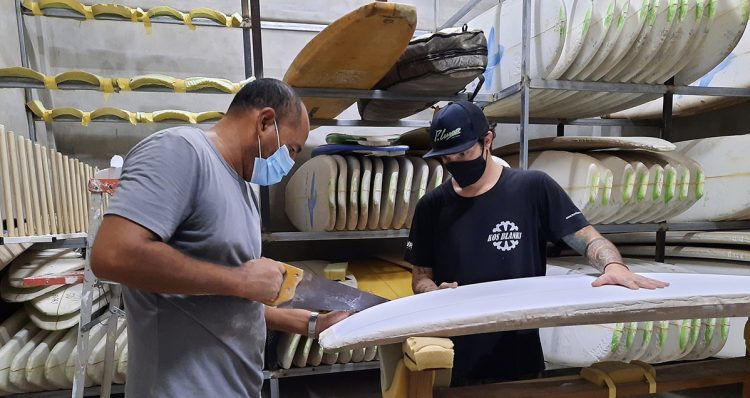 Jaime Delgado (Izquierda) y Julio Rovei, proveedor y asesor brasileño, trabajan en el proceso de fabricación. Foto Rafael Cárcamo.