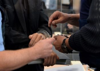 Policía es condenado por golpear y amenazar con su arma a su pareja