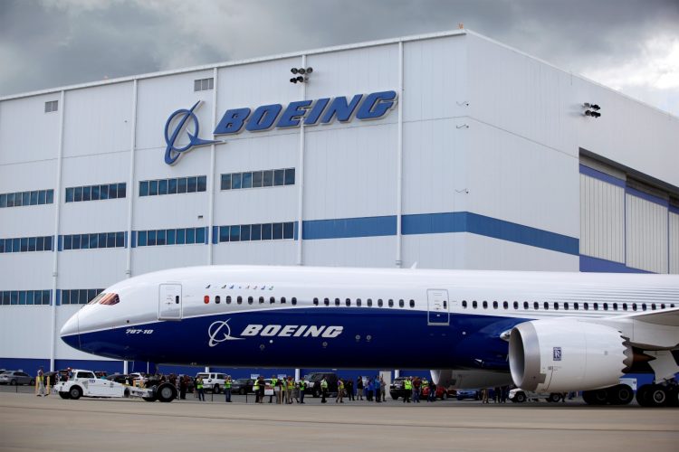 La compañia Boeing es una empresa multinacional estadounidense​ que diseña, fabrica y vende aviones, helicópteros, misiles, satélites y proporciona asesoramiento y servicio técnico. / Foto Diario El Salvador