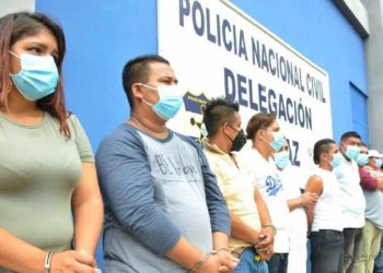 Empleados de alcaldía de Zacatecoluca capturados por extorsión a comerciantes