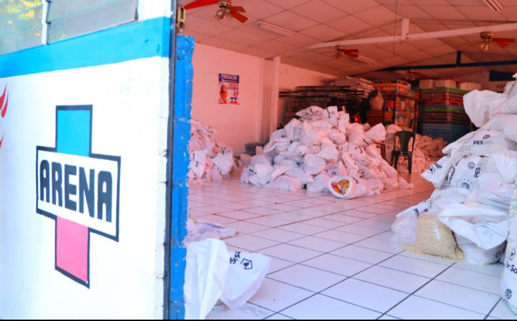 Paquetes alimentarios robados estaban en la sede del partido Arena en Ilopango. FOTO /  @PNCSV