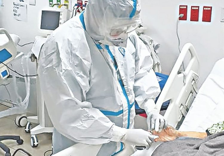 Pie de foto
Monitoreo Raúl verifica los signos vitales a diferentes pacientes cada día. La labor es ardua, pero la recompensa para cada profesional es ver a más personas recuperadas. FOTO/ Diario El Salvador