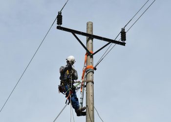 Salvadoreños pagarán menos por energía que hace un año
