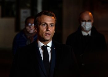 Macron: profesor decapitado cerca de París fue víctima de un «atentado terrorista islamista»