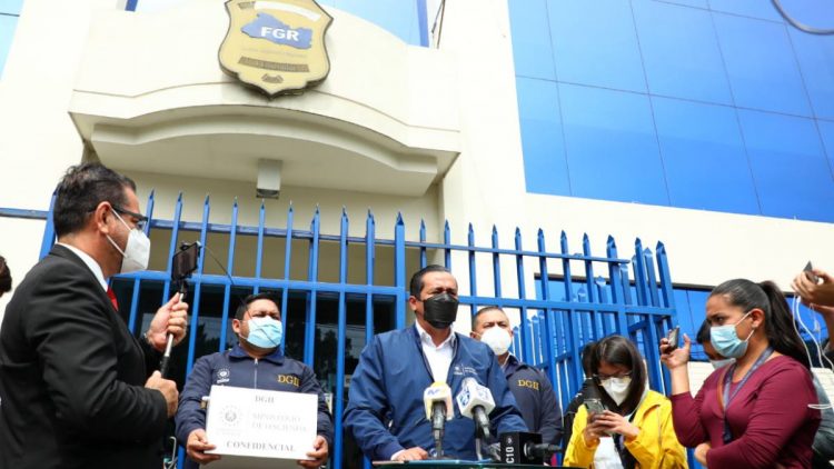 Zelaya acudió ayer al Ministerio Público para presentar dos avisos por presunta evasión fiscal. Foto cortesía