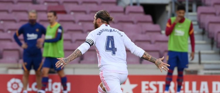 Sergio Ramos celebra su gol al Barcelona, que abrió la ruta del triunfo merengue en el desolado Camp Nou. Foto AFP