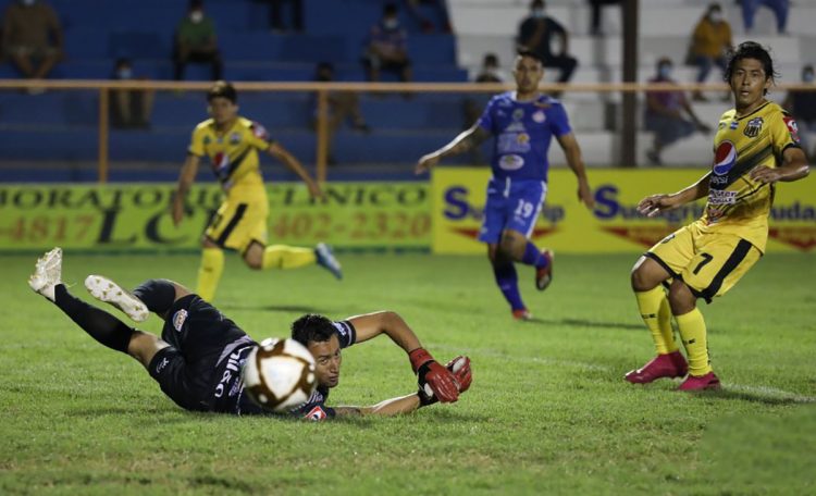 Gilberto Baires (der.) ve cómo el balón va directo a la red de su portería, tras un disparo de Álex Larín. Foto Huber Rosales