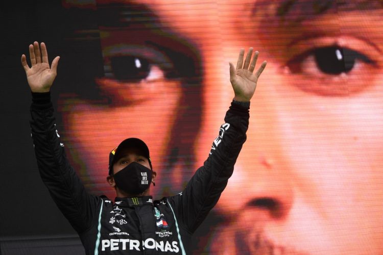 El piloto británico de Mercedes Lewis Hamilton celebra en el podio tras ganar el Gran Premio de Fórmula Uno de Portugal en el Autodromo Internacional do Algarve. (Photo by RUDY CAREZZEVOLI / POOL / AFP)