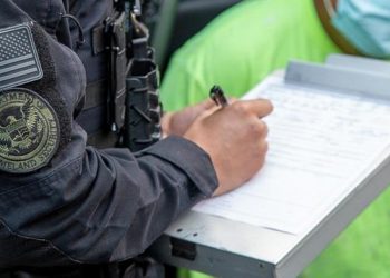 ICE arresta a más de  170 inmigrantes en ciudades santuario en EE.UU.