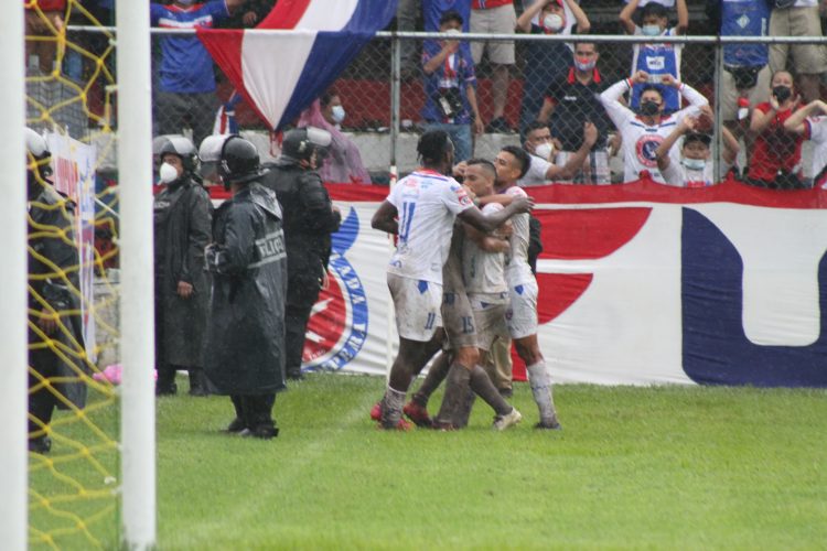 Festejo de los jugadores de Firpo tras la anotación de Armando Polo. Foto cortesía prensa Firpo
