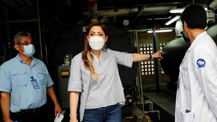 Directora del ISSS, Mónica Ayala, reveló que en la construcción del Hospital han encontrado no menos de 824 irregularidades. Foto Diario El Salvador.