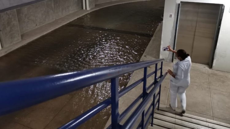 Algunos médicos y enfermeras del ISSS tomaron fotografías y videos de los estragos dejados por las lluvias en el hospital. Foto/Cortesía.