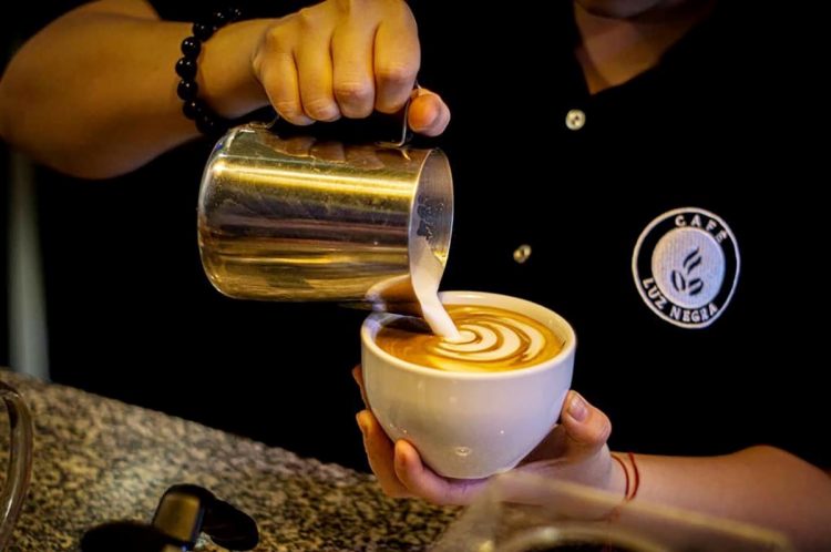 Café Luz Negra, ubicado a un costado del Teatro Nacional ya está abierto cumpliendo los protocolos de bioseguridad.
Foto: Cortesía Café Luz Negra.