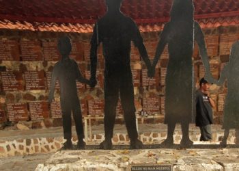 Presidente entregó los archivos de masacre de El Mozote