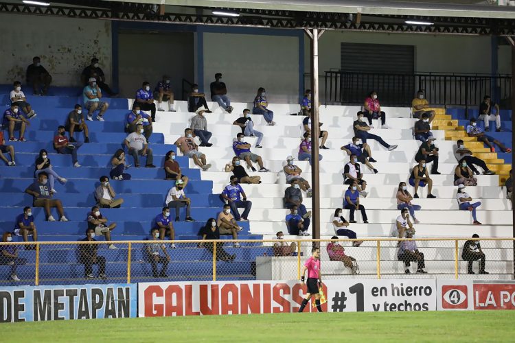 Los aficionados de Metapán fueron ejemplo con las normas de bioseguridad. Foto Huber Rosales