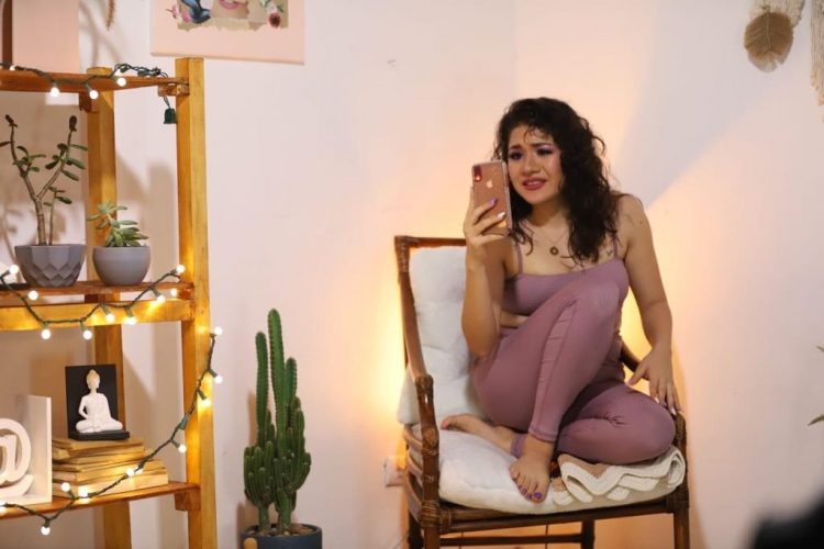 La actriz Gabriela Centeno protagoniza el monólogo sobre el odio en la pandemia. Foto: Cortesía Circus Contemporaneum.