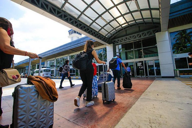 La institución estatal indicó que a un mes de estar operando nuevamente la cantidad de pasajeros se ha triplicado, lo que genera una operatividad del 37 % dentro del aeropuerto. / Foto Diario El Salvador.