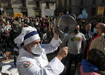 Cocineros y meseros se manifiestan en Barcelona contra el cierre de bares y restaurantes