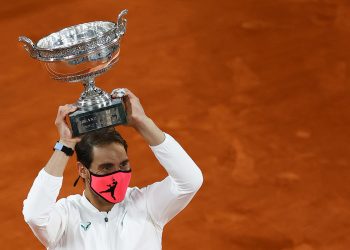 Nadal arrolló a Djokovic en Roland Garros e iguala los 20 Grand Slams de Federer