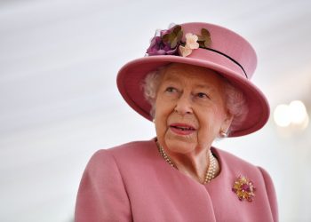 Tras meses en casa, la reina Isabel II visita un laboratorio militar