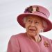 Tras meses en casa, la reina Isabel II visita un laboratorio militar