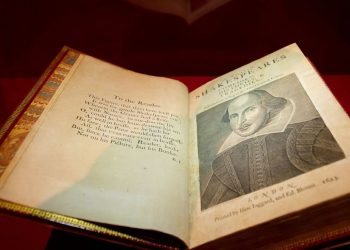 Subastan libro de 1623 con obras de Shakespeare