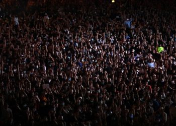 Cientos de manifestantes prodemocracia desoyen la prohibición y protestan en Tailandia