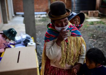 Bolivia arranca jornada electoral tras un año bajo la sombra de Evo Morales