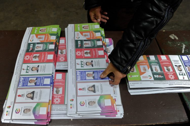 Un empleado electoral cuenta los votos en un colegio electoral durante las elecciones generales en La Paz el 18 de octubre de 2020, en medio de la nueva pandemia de coronavirus.