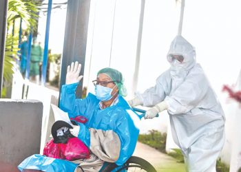 Laboratorista clínico le gana la batalla al virus