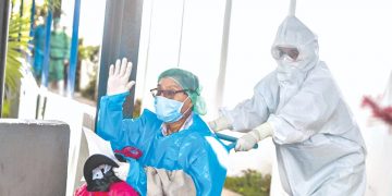 Laboratorista clínico le gana la batalla al virus